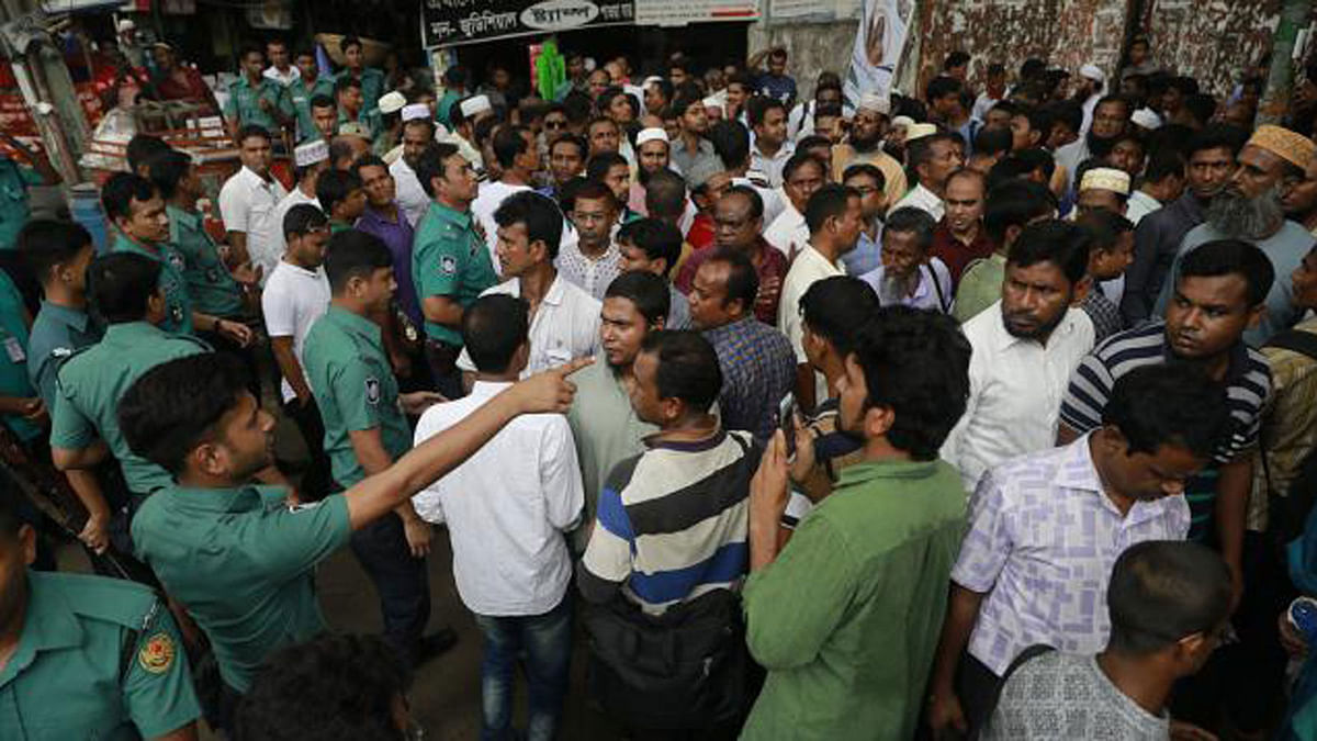 Police obstructed teachers and employees of Non-MPO (Monthly Pay Order) educational institutions from starting an indefinite sit-in demanding inclusion in the MPO in the National Press Club on Sunday. Photo: Prothom Alo