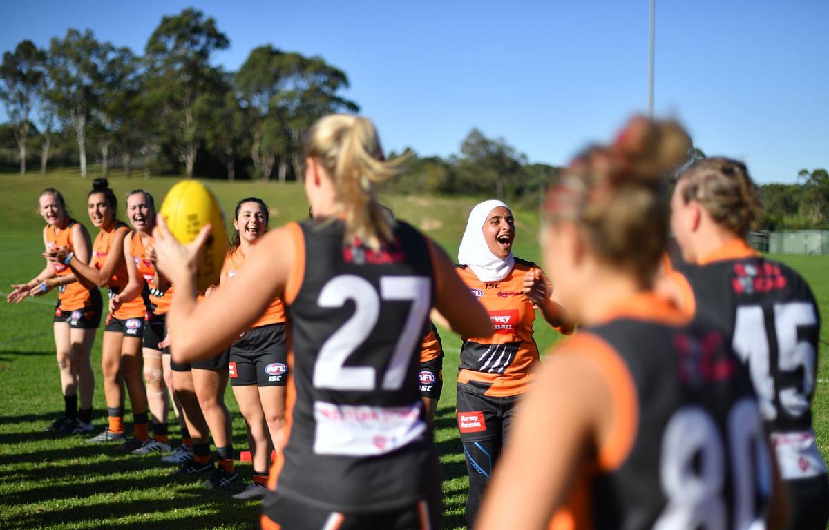 In this photo taken on 5 May 2018 shows 29-year-old Lebanese-Australian Amna Karra-Hassan (C-R) playing Aussie Rules football known as Australian Football League (AFL) in Lekemba in the western district of Sydney. Photo: AFP