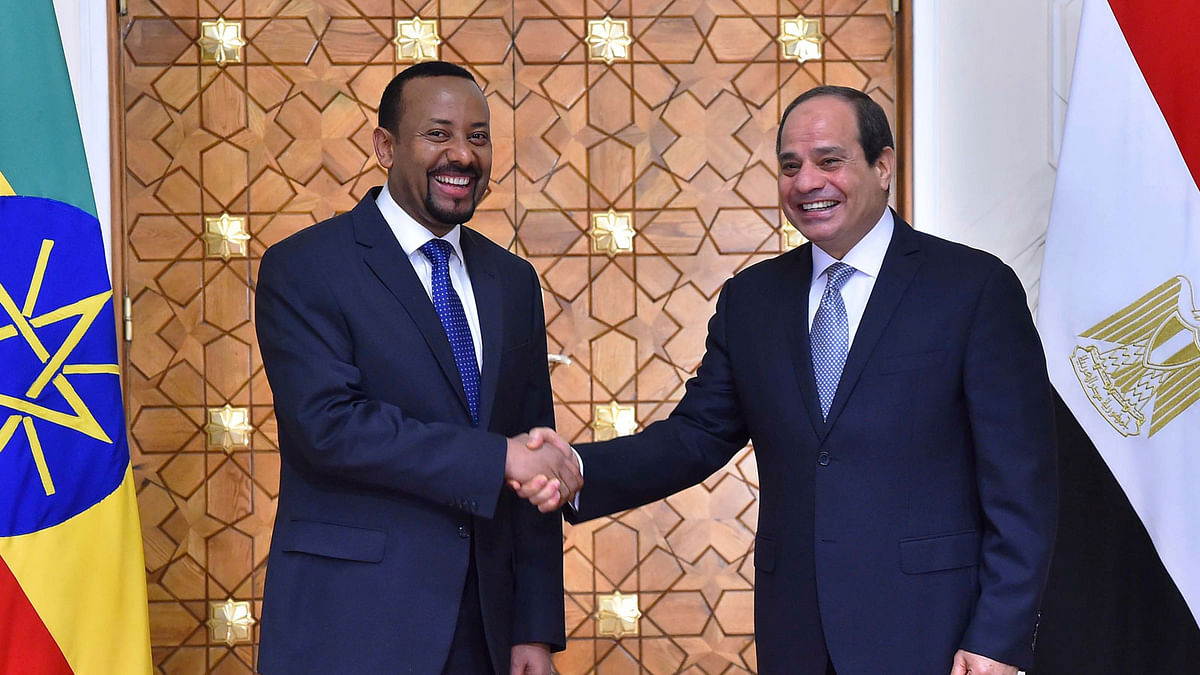 In this Sunday, 10 June 2018 photo, provided by Egypt`s state news agency, MENA, Egyptian president Abdel-Fattah el-Sissi, right, shakes hands with Ethiopian prime minister Abiy Ahmed, in Cairo, Egypt. Photo: AP