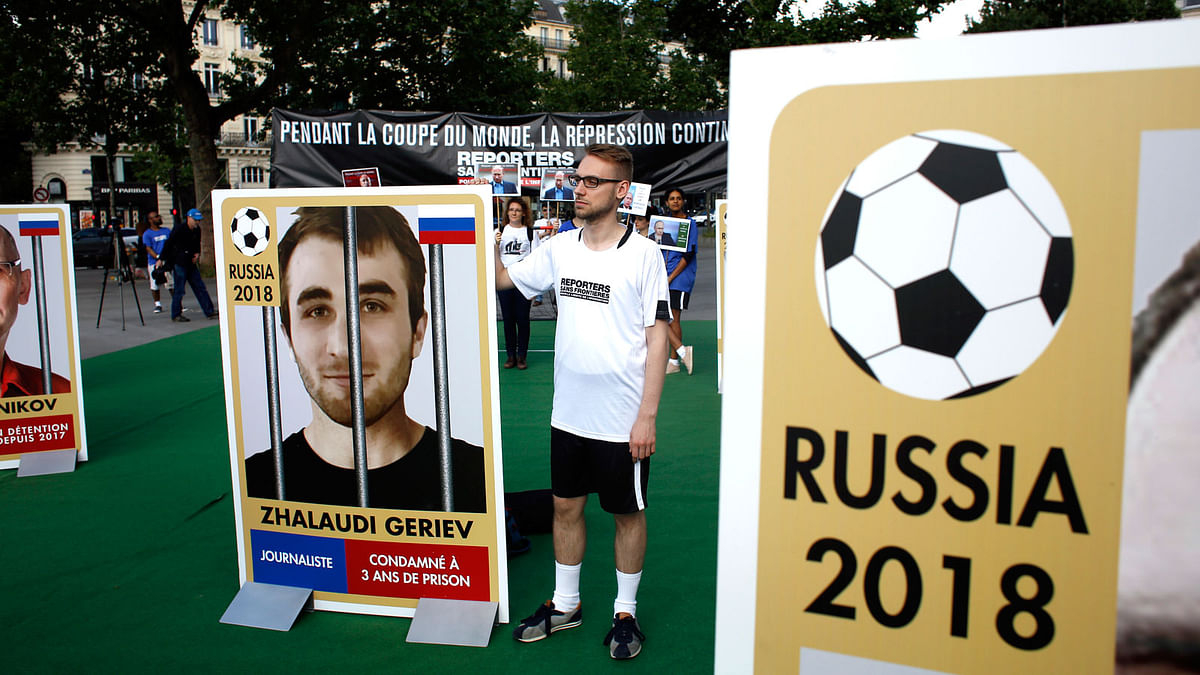 Members of Reporters Without Borders (RSF) hold giants portraits representing imprisoned Russian journalists, on the Place de la Republique, in Paris, Wednesday, 13 June, 2018. French non-profit Reporters Without Borders set up a make-believe football pitch to alert on the situation of Russian independent journalists ahead of the World Cup. Photo : AP