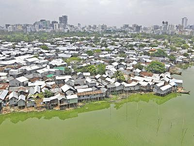 Slum dwellers are bracing for Eid-ul-Fitr. Photo: Prothom Alo.
