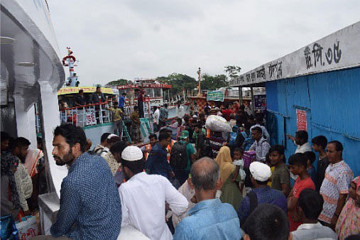 Hundreds of passengers reach Chandpur launch terminal ahead of the Eid-ul-Fitr on Wednesday. Photo: UNB