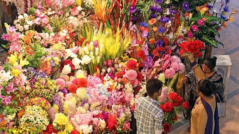 Artificial flowers are popular, especially to decorate the home at Eid. In this photo taken on 13 June from Afmi Plaza, Probortok intersection of Chattogram, people are buying artificial flowers. Photo: Jewel Shil