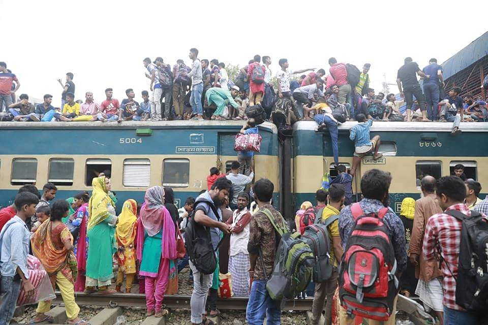 Eid holidaymakers returning home from Dhaka on 15 June 2018. Photo: Shuvra Kanti Das