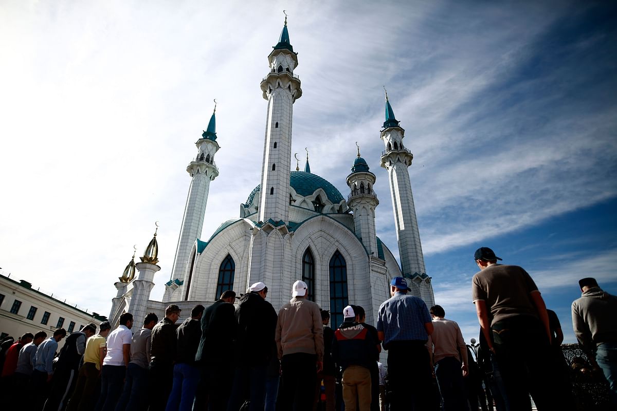 Muslims offer Eid al-Fitr prayers in front of the Qul Sharif Mosque in Kazan. Photo: AFP