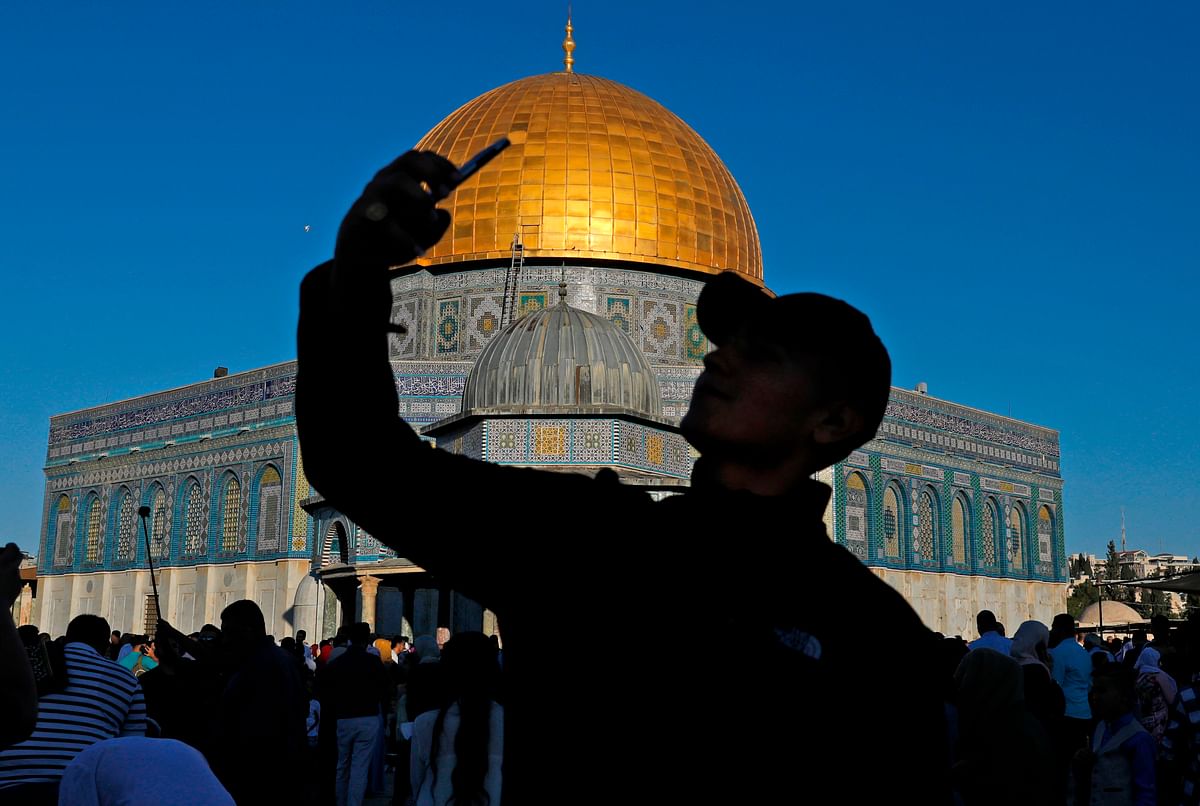 Palestinian worshipper takes a selfie picture near the Dome of Rock at the Al-Aqsa Mosque compound, Islam`s third most holy site, in the Old City of Jerusalem. Photo: AFP