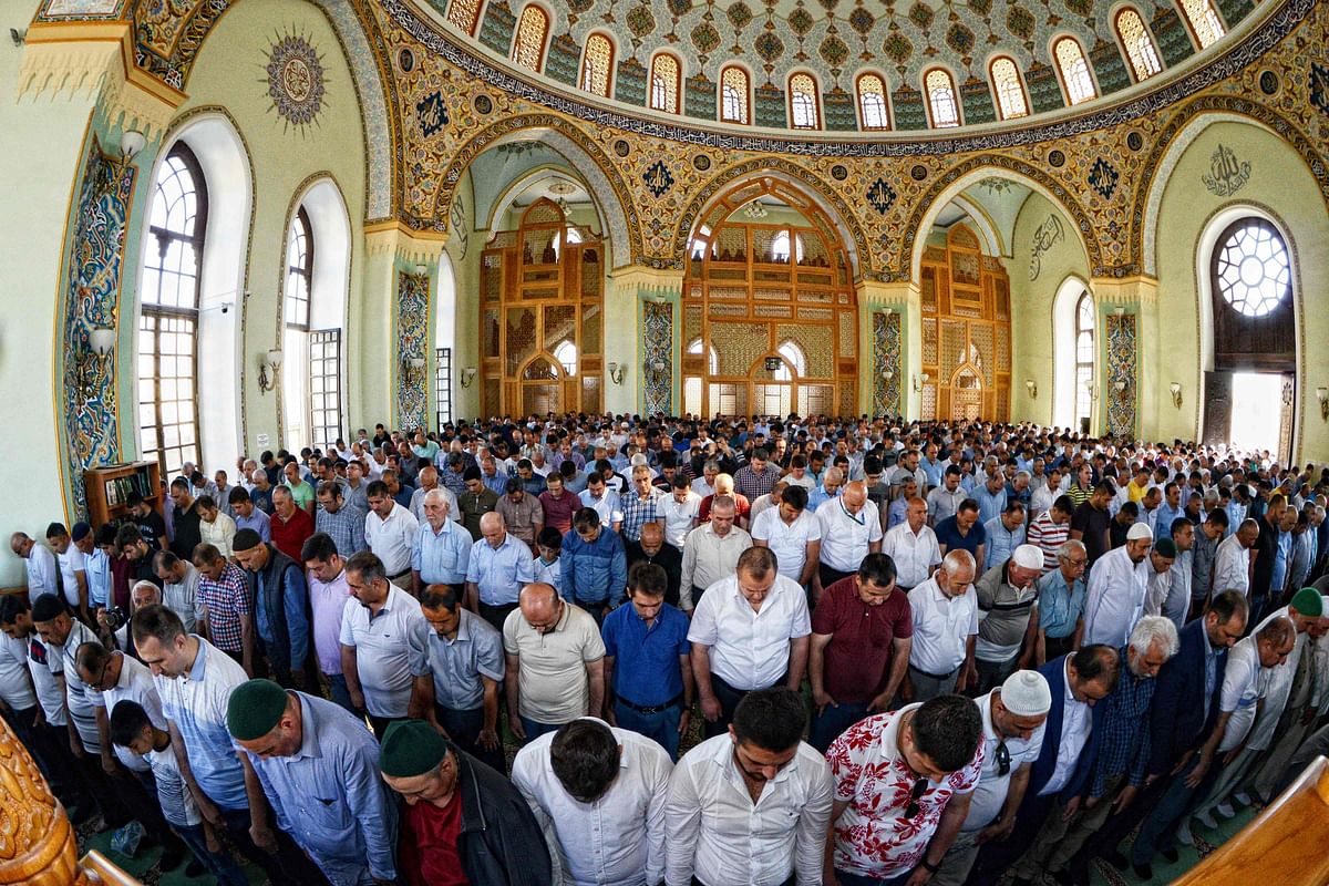 Azerbaijani Muslims pray at the mosque of Tezeh Pir in Baku on 15 June during the celebrations of Eid al-Fitr marking the end of the Muslim fasting month of Ramadan. Photo: AFP