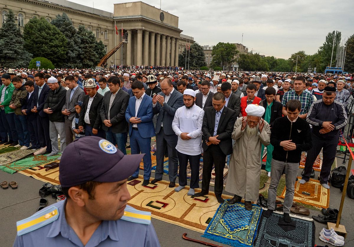 Kyrgyz Muslims pray in the central of Bishkek during celebrations of Eid al-Fitr. Photo:  AFP
