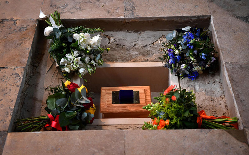 Flowers are placed alongside the ashes of British scientist Stephen Hawking at the site of internment in the nave of the Abbey church, during a memorial service at Westminster Abbey, in central London on 15 June 2018. Photo: AFP