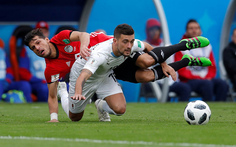Egypt`s Tarek Hamed in action with Uruguay`s Giorgian De Arrascaeta on 15 June 2018. Photo: Reuters