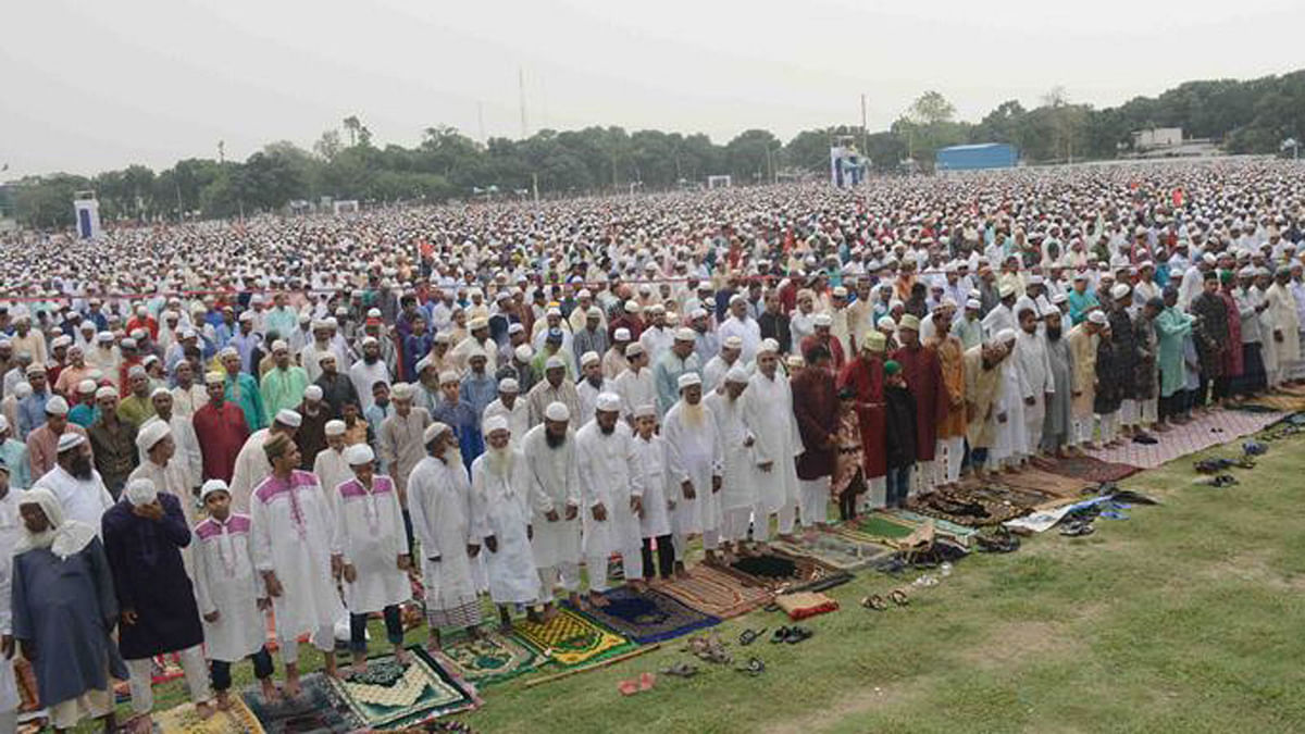 A section of people prepare to say their Eid prayers at Gor-e-Shaheed Baro Maidan in Dinajpur district. Gor-e-Shaheed Baro Maidan reportedly hosted largest Eid congregation this year. Photo: UNB