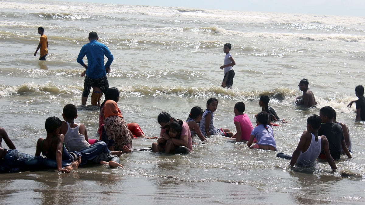 Tourists visit Cox’s Bazar during Eid vacation on 16 June. Photo: Prothom Alo