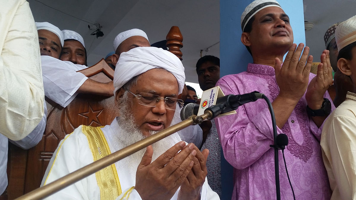 Chairman of Islahul Muslimeen Council and president of Jamaat-e-Ulema Maulana Md Fariduddin Masud conducted the Eid prayers on 16 June. Photo: Prothom Alo