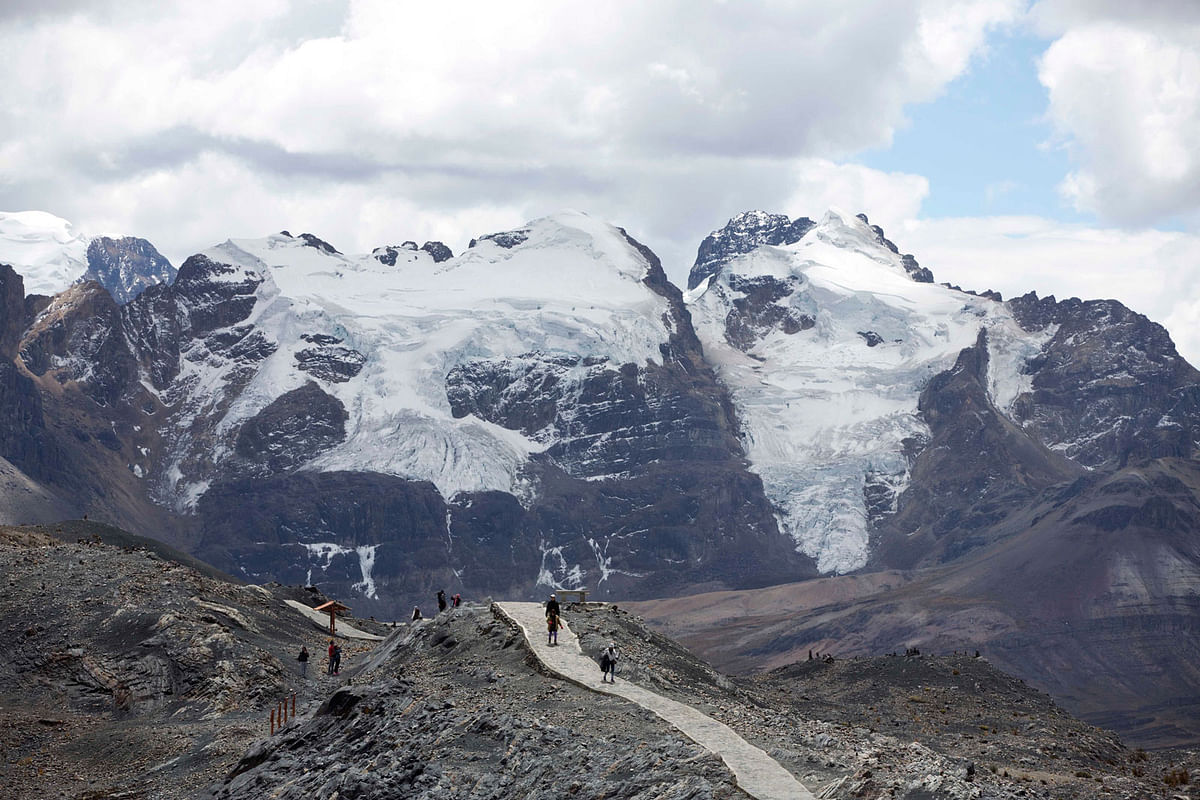 In this 12 August, 2016 file photo, a group of tourists walk in front of the Tuco glacier in Huascaran National Park during a tour called the `Route of climate change` in Huaraz, Peru. The tropical glaciers of South America are dying from soot and rising temperatures, threatening water supplies to communities that have depended on them for centuries. Photo : AP