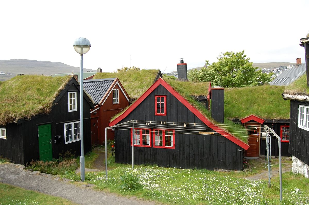 A picture taken on 4 June 2018 shows old houses with vegetal roofs in the old city of Torshavn, on the Streymoy Island, the largest of Faroe Islands in this Atlantic Ocean archipelago nation. Photo: AFP