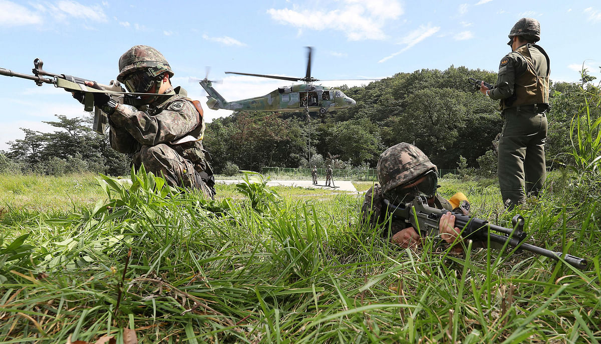 In this 29 August, 2017 file photo, South Korean army soldiers aim their machine guns during the annual Ulchi Freedom Guardian exercise in Yongin, South Korea. The Pentagon on Monday, 18 June, 2018, formally suspended a major military exercise planned for August with South Korea, a much-anticipated move stemming from president Donald Trump`s nuclear summit with North Korean leader Kim Jong Un. Photo : AP