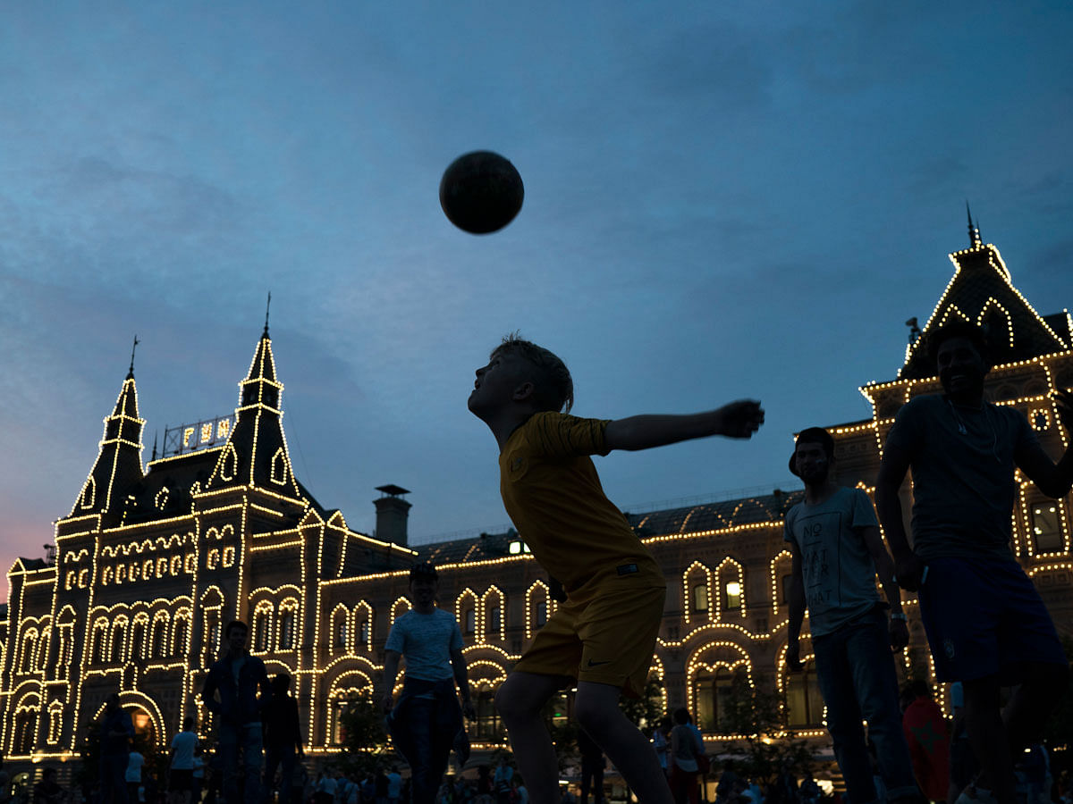 People play soccer at the Red Square during the 2018 soccer World Cup in Moscow, Russia, Tuesday, 19 June 2018. Photo: AP