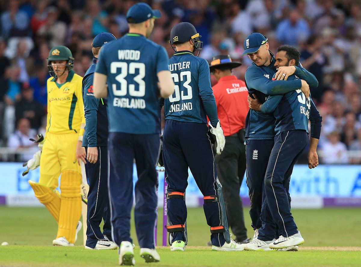England`s Adil Rashid (R) celebrates with teammates after taking the wicket of Australia`s Ashton Agar for 25 during the third One-Day International (ODI) cricket match between England and Australia at Trent Bridge cricket ground in Nottingham, central England on 19 June 2018. Photo: AFP