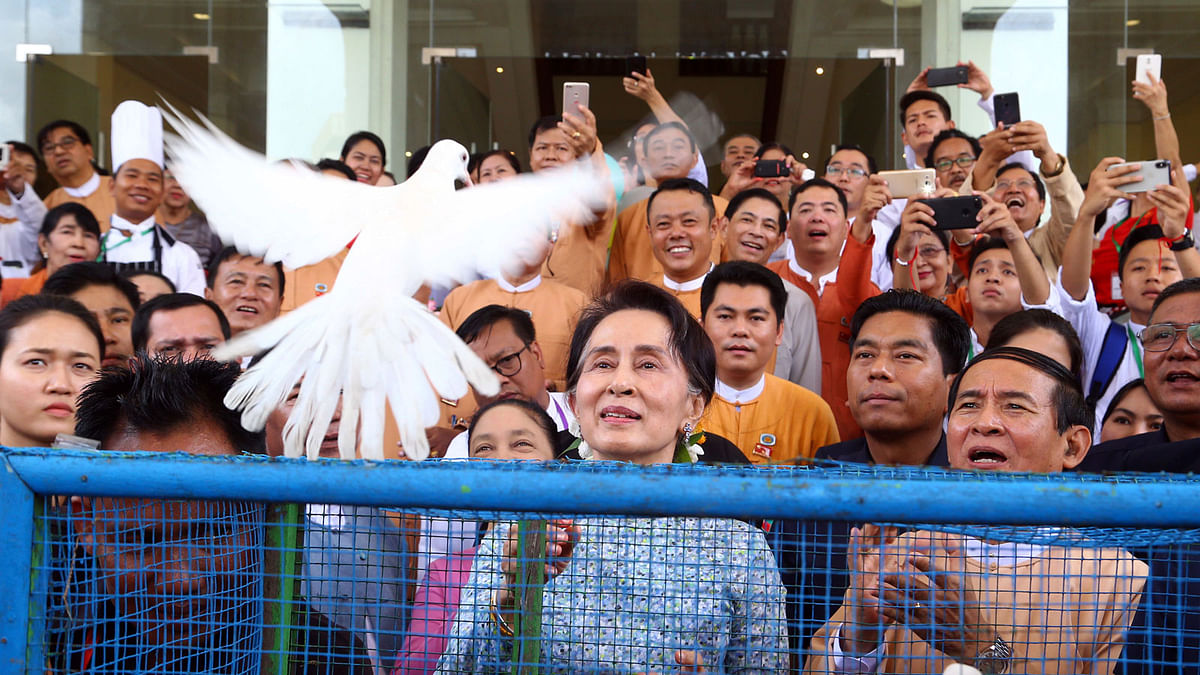Myanmar`s Leader Aung San Suu Kyi, center, releases a white dove as she celebrates her birthday with members of her National League for Democracy party at the parliament building in Naypyitaw, Myanmar, Tuesday, 19 June, 2018. Suu Kyi is 73