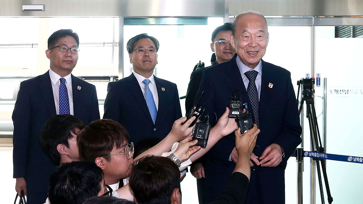 South Korean Red Cross president Park Kyung-seo, right, speaks before leaving for Diamond Mountain resort in North Korea to attend South and North Korea meeting to discuss resuming reunions of separated families, at the customs, immigration and quarantine (CIQ) office in Goseong, South Korea, on 22 June. Photo: AP