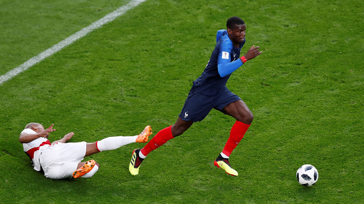 France`s Paul Pogba in action with Peru`s Andre Carrillo. Photo: Reuters