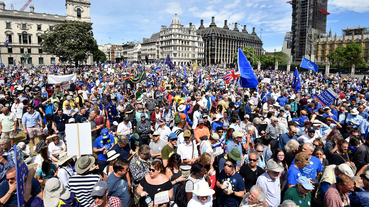 Crowds gather on Pall Mall during the People`s Vote march for a second EU referendum in central London, Saturday 23 June 2018. Leading Brexit supporters are talking tough, and opponents are taking to the streets, on the second anniversary of Britain`s vote to leave the European Union. Saturday marks two years since a 23 June 2016 referendum resulted in a decision to quit the 28-nation EU Photo : AP