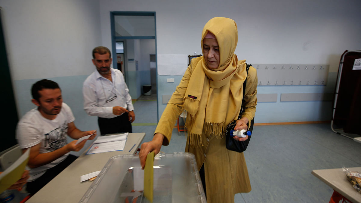 A woman casts her ballot for Turkey`s elections at a polling station in Istanbul, Sunday, 24 June 2018. Turkish voters are voting Sunday in a historic double election for the presidency and parliament. Photo : AP