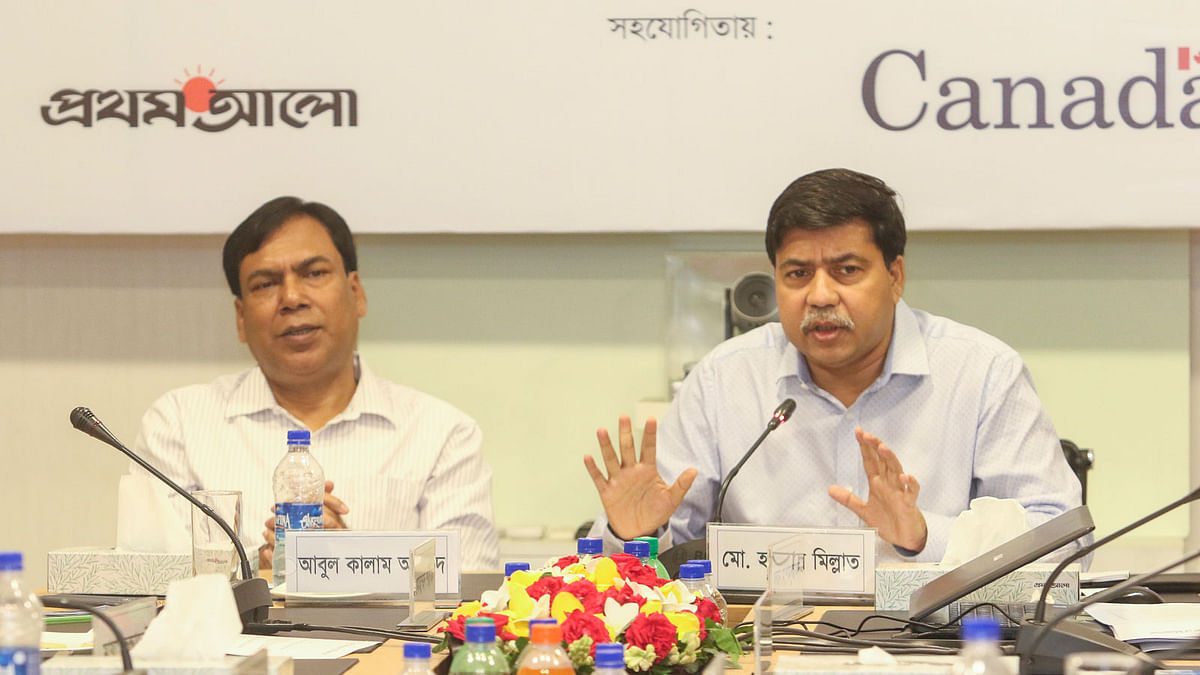 Ruling Awami League MP Md Habib-e Millat, also a member of parliamentary standing committee on the social welfare ministry, speaks at a roundtable styled ‘safe maternity, present situation and way out’ at Prothom Alo office. Photo: Prothom Alo
