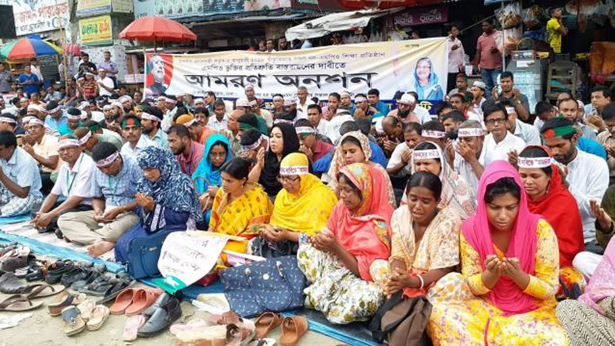 Teachers and employees of the non-MPO educational institutes observe hunger strike in front of the National Press Club on Monday. Photo: Prothom Alo