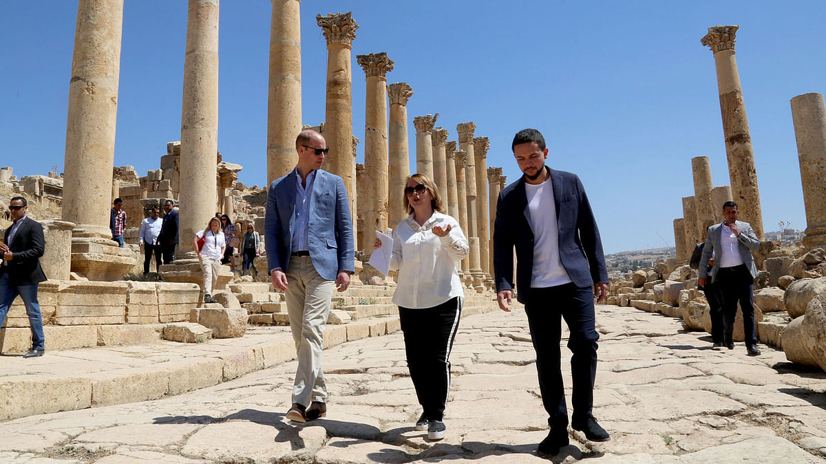Britain`s Prince William, center left, and Jordan`s Crown Prince Hussein, center right, tour the Jerash archaeological site in Jerash, northern Jordan, Monday, 25 June 2018. Photo : AP