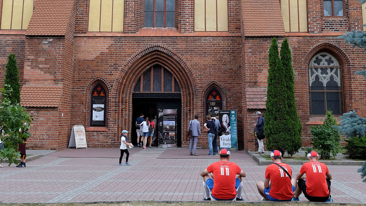 In this photo taken on Thursday, 21 June 2018, Serbia fans sit outside the Kaliningrad Cathedral, which houses a museum dedicated to Immanuel Kant, in Kaliningrad, Russia. In Kaliningrad, a small Russian outpost sandwiched between Poland, Lithuania and the Baltic Sea, philosophy and football are coming together as fans troop through a small museum dedicated to the city and one of its most famous residents - Immanuel Kant. The German philosopher who died in 1804 lived most of his life in Kaliningrad when it was the German city of Koenigsberg - it became part of the Soviet Union after World War II and now serves as an important Russian naval base and is home to a university named for Kant. Photo : AP