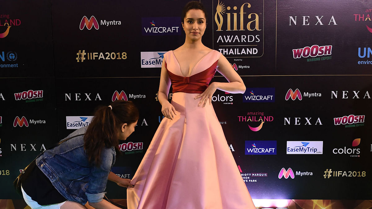 Bollywood actress Shraddha Kapoor (C) arrives for the IIFA Awards of the 19th International Indian Film Academy (IIFA) festival at the Siam Niramit Theatre in Bangkok on 24 June 2018. Photo: AFP