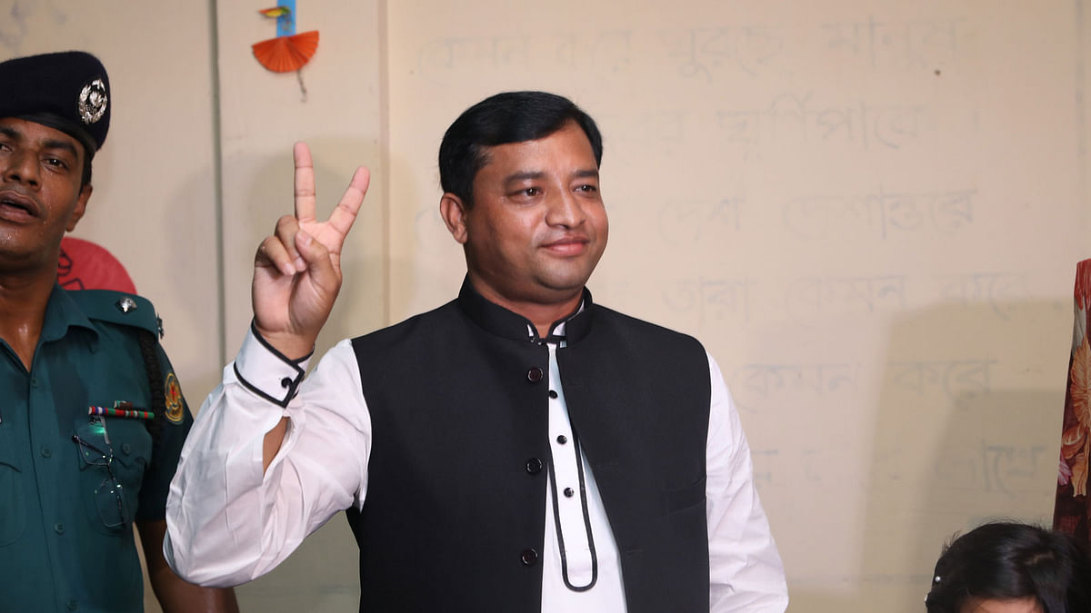 Awami League mayoral candidate Jahangir Alam flashes victory sign after casting his vote in Gazipur civic polls on Tuesday. Photo : Prothom Alo