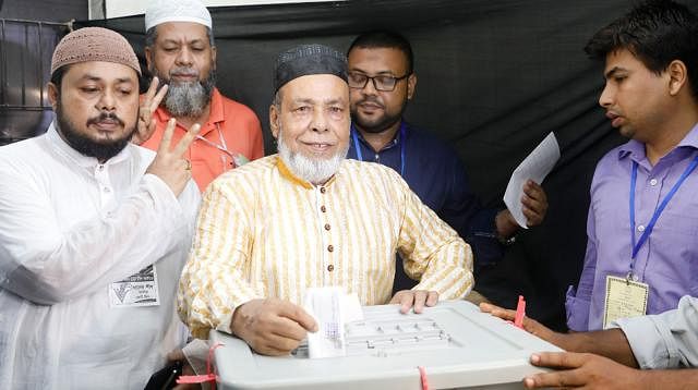Bangladesh Nationalist Party mayoral candidate Hasan Uddin Sarker casts his vote at Basiruddin Udayan Academy centre in Tongi. Photo: Dipu Malakar