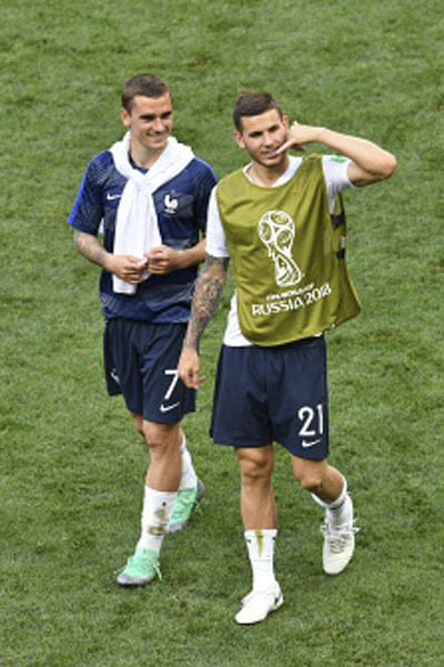 France`s forward Antoine Griezmann (L) and France`s defender Lucas Hernandez greet the fans following the Russia 2018 World Cup Group C football match between Denmark and France at the Luzhniki Stadium in Moscow on 26 June 2018. Photo: AFP