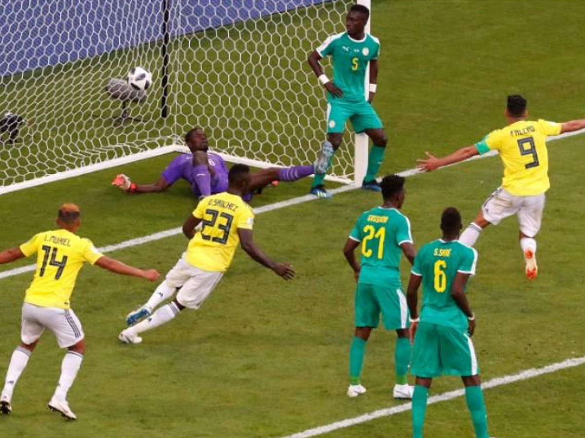 Colombia`s Radamel Falcao and team mates celebrate their first goal scored by Yerry Mina, against Senegal in Samara on 28 June 2018 -- Reuters