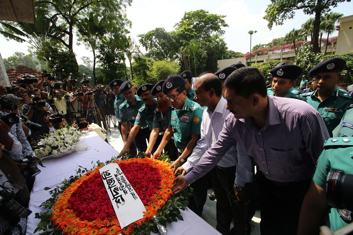 Dhaka Metropolitan Police (DMP) commissioner Asaduzzaman Mia pays homage to the victims of Holey Artisan Bakery attack on 1 July. Photo: Abdus Salam