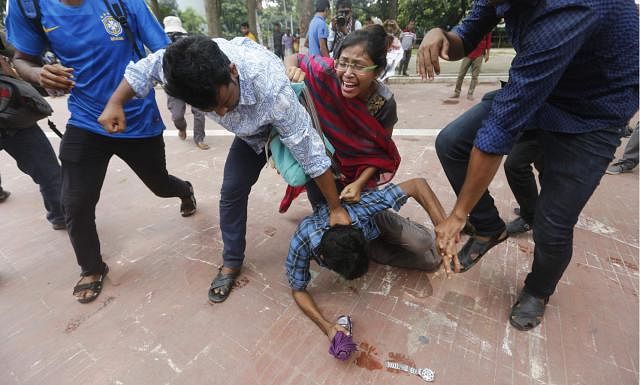 A quota reform activist is being beaten on the premises of Central Shaheed Minar. Photo: Prothom Alo