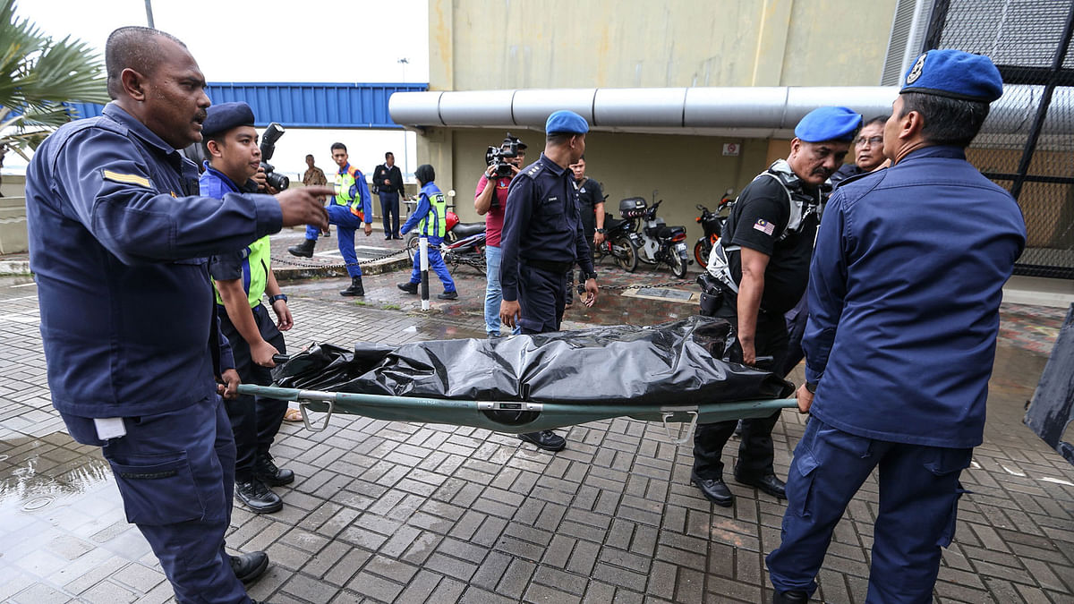 Malaysian rescuers carry a body retrieved from the sea during a search operation on a boat carrying Indonesian immigrants capsized in Kota Tinggi, southern Malaysia on 2 July. Photo: AFP
