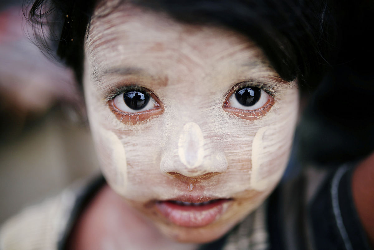 A Rohingya refugee child applies a makeover in Cox`s Bazar, Bangladesh on 4 July 2018. Photo: Reuters