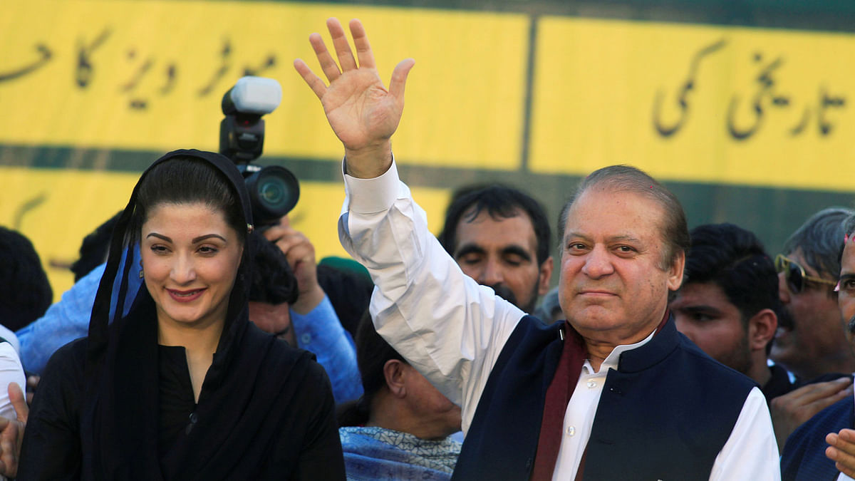 Nawaz Sharif (R), former prime minister and leader of Pakistan Muslim League, gestures to supporters as his daughter Maryam Nawaz looks on during party`s workers convention in Islamabad, Pakistan 4 June, 2018. Photo: Reuters