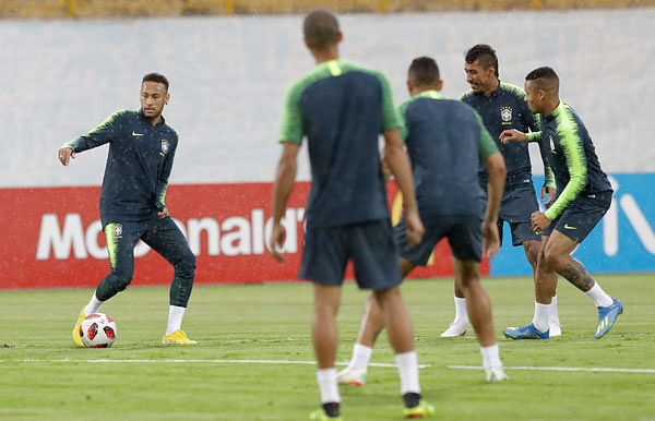 Brazil`s Neymar, left, practices with teammates during an official training session on the eve of the quarterfinal match between Brazil and Belgium at the 2018 soccer World Cup in Tsentralny stadium in Kazan, Russia, Thursday, 5 July 2018