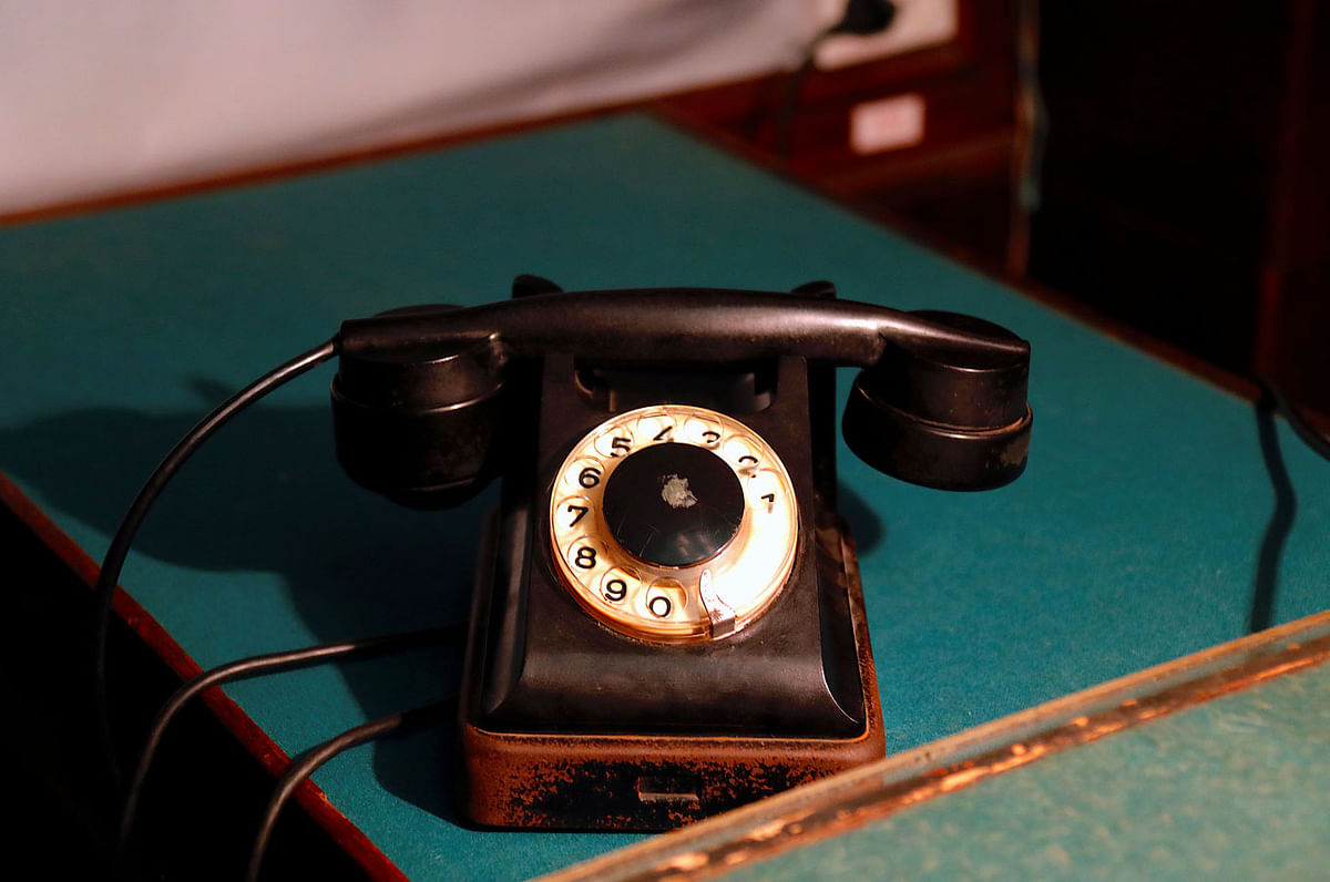 A telephone sits on a desk inside Stalin`s Bunker, a bunker complex built in 1942 as an alternative headquarters for the Soviet Union leader Joseph Stalin, in Samara, Russia, 4 July 2018. Photo: Reuters