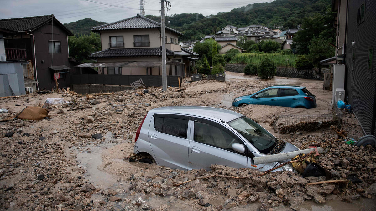 This picture shows cars trapped in the mud after floods in Saka, Hiroshima prefecture on 8 July 2018. Photo: AFP