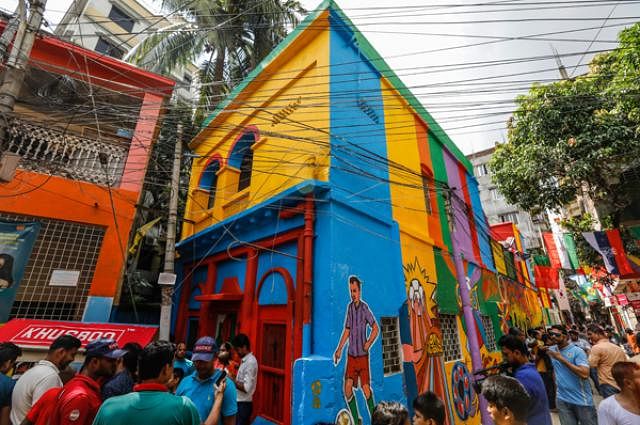 Several of the houses were painted in the Kolta Bazar Football Alley.