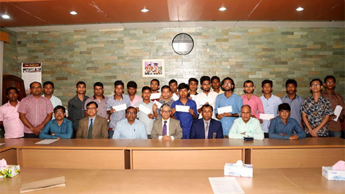16 DU students get Jagannath Hall Trust Fund Scholarship. Photo: BSS