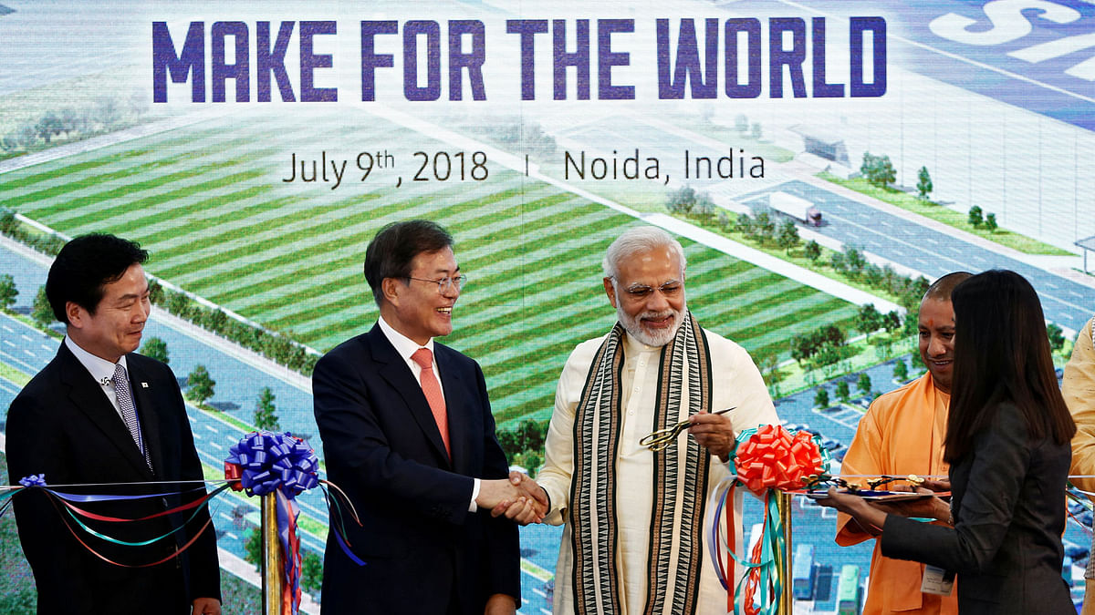 South Korean president Moon Jae-in and Indian prime minister Narendra Modi shake hands after inaugurating the Samsung Electronics smartphone manufacturing facility in Noida, India on 9 July. Photo: Reuters