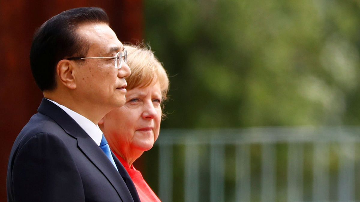 German Chancellor Angela Merkel and Chinese prime minister Li Keqiang review the guard of honour at the chancellery in Berlin, Germany on 9 July 2018. Photo: Reuters