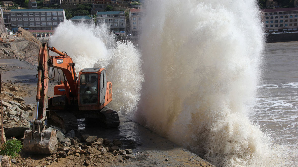 Wave breaks on the waterfront next to an excavator, as super typhoon Maria approaches, in Taizhou. Photo: Reuters