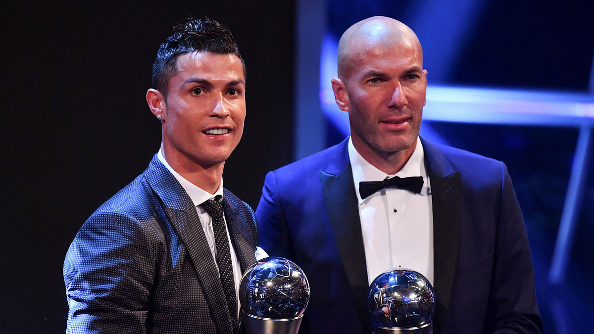 In this file photo taken on 23 October 2017 Real Madrid`s French coach Zinedine Zidane (R) stands with his trophy for winning The Best FIFA Men`s Coach of 2017 Award alongside Real Madrid and Portugal forward Cristiano Ronaldo, with his trophy for winning The Best FIFA Men`s Player of 2017 Award during The Best FIFA Football Awards ceremony, on 23 October 2017 in London. Photo: AFP